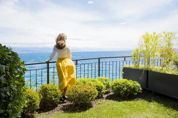 Beautiful woman sitting on  balcony — Stock Photo, Image