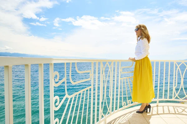 Žena líbí výhled na moře — Stock fotografie