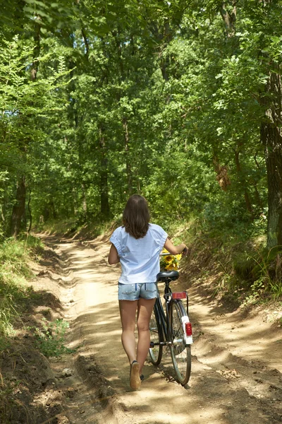 Junge Frau entspannt sich im Freien — Stockfoto