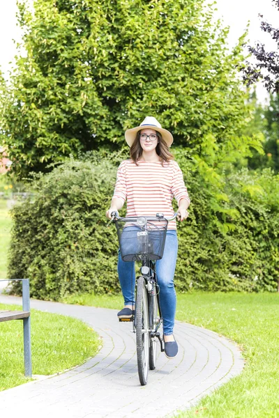 Junge Frau entspannt sich im Freien — Stockfoto