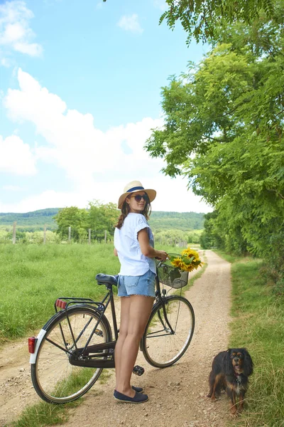 Mujer joven relajante al aire libre — Foto de Stock