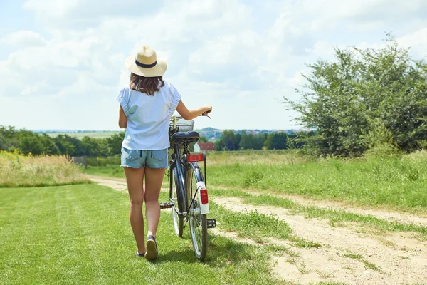 Junge Frau entspannt sich im Freien — Stockfoto