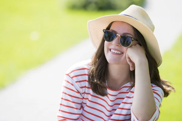 Mujer joven relajante al aire libre —  Fotos de Stock