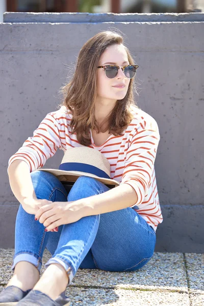 Mujer joven relajante al aire libre — Foto de Stock