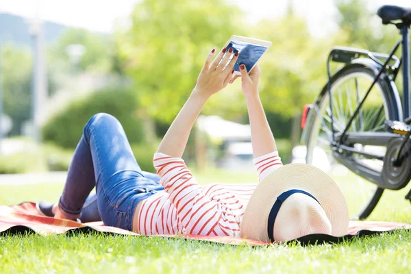 Junge Frau entspannt sich im Freien — Stockfoto