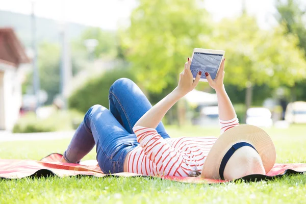 Young woman relaxing outdoor — Stock Photo, Image