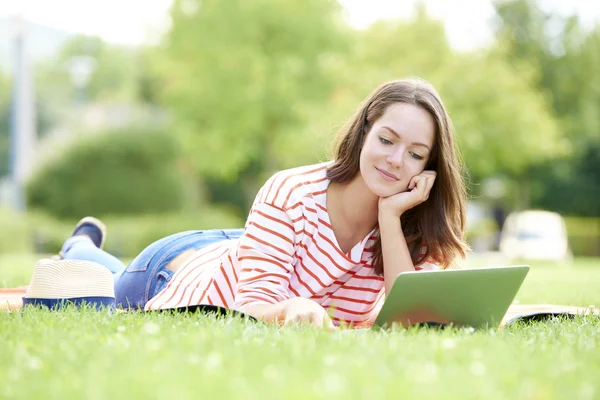 Jovem mulher relaxante ao ar livre — Fotografia de Stock