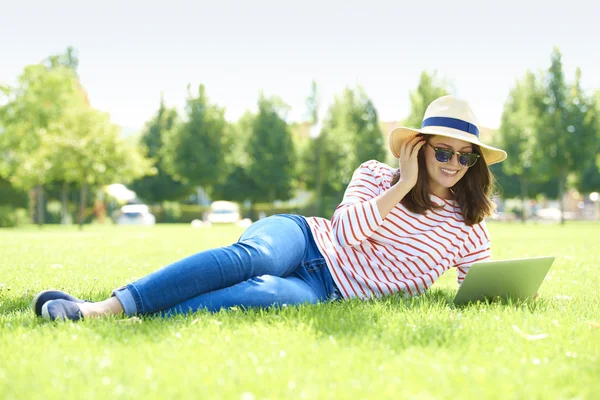 Junge Frau entspannt sich im Freien — Stockfoto