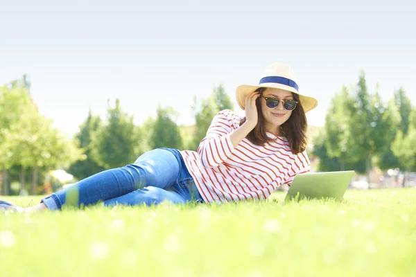 Junge Frau entspannt sich im Freien — Stockfoto