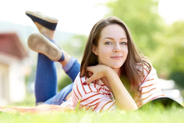 Jovem mulher relaxante ao ar livre — Fotografia de Stock