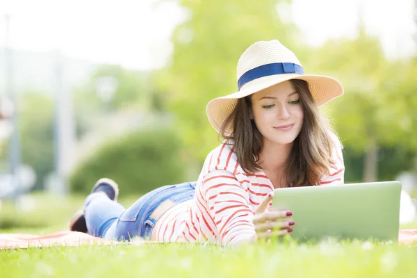 Mujer joven relajante al aire libre — Foto de Stock