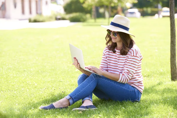 Mujer joven relajante al aire libre — Foto de Stock