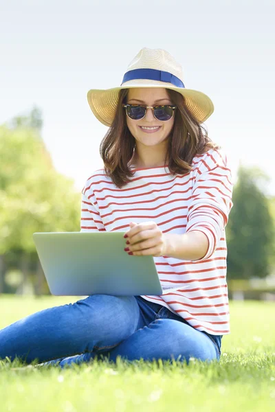 Young woman relaxing outdoor — Stock Photo, Image