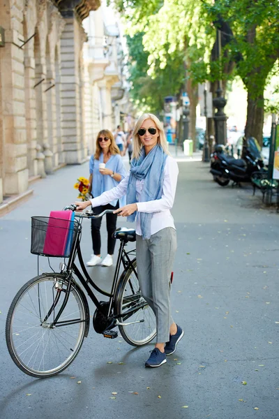 Mulher andando com sua bicicleta — Fotografia de Stock