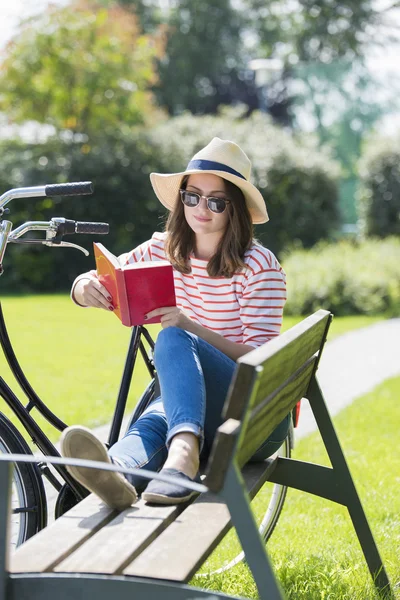 Jovem mulher relaxante ao ar livre — Fotografia de Stock