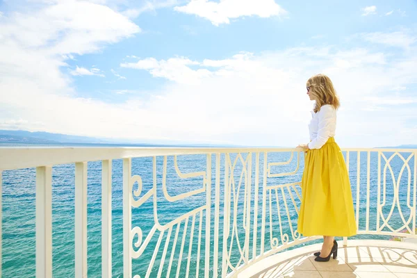 Woman enjoying summer vacation — Stock Photo, Image