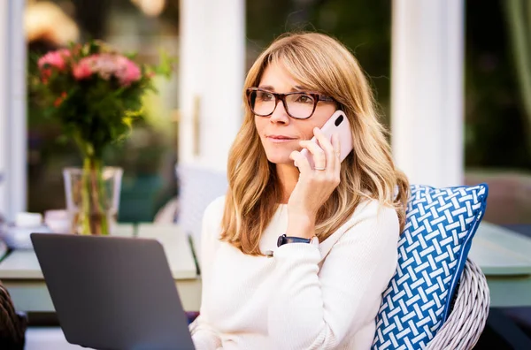 Retrato Una Mujer Mediana Edad Sonriente Que Usa Ropa Casual — Foto de Stock