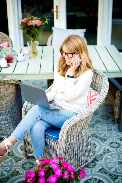 Hög Vinkel Skott Leende Medelålders Kvinna Bär Casual Kläder När — Stockfoto