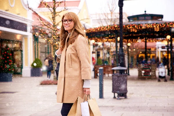 Mujer Mediana Edad Feliz Llevando Bolsas Compras Mientras Camina Centro — Foto de Stock