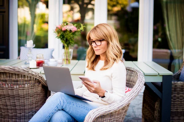 Portret Van Een Lachende Vrouw Die Sms Laptop Gebruikt Terwijl — Stockfoto