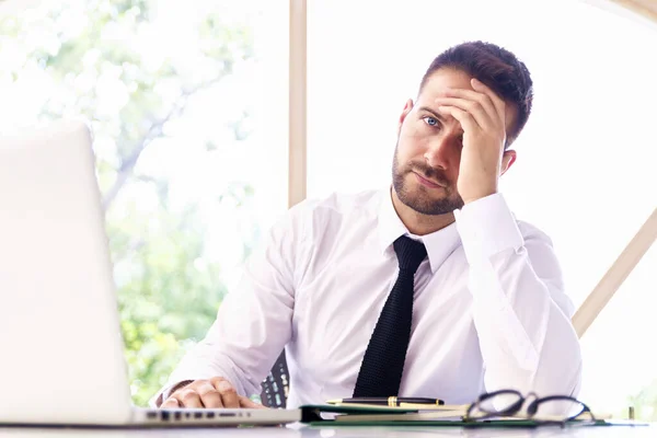 Recortado Tiro Empresario Estresado Con Mano Frente Sentado Detrás Ordenador — Foto de Stock