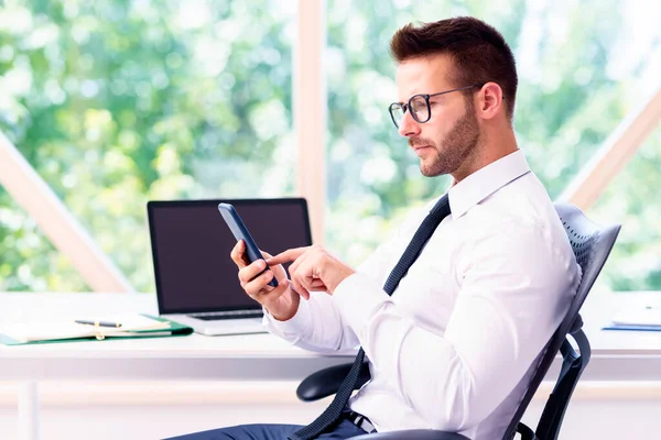 Empresário Financeiro Vestindo Camisa Gravata Enquanto Sentado Mesa Escritório Mensagens — Fotografia de Stock