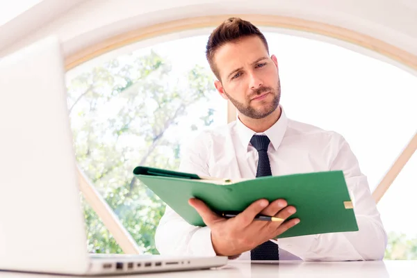 Pensando Hombre Negocios Sosteniendo Aglutinante Mano Usando Una Computadora Portátil — Foto de Stock