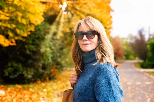 Portraitaufnahme Einer Lächelnden Reifen Frau Sonnenbrille Und Rollkragenpullover Während Sie — Stockfoto