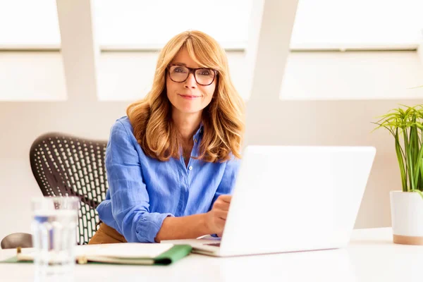 Tiro Mujer Negocios Mediana Edad Feliz Usando Ordenador Portátil Mientras — Foto de Stock