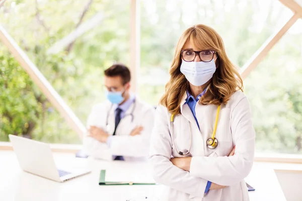 Tiro Equipe Médica Trabalhando Juntos Consultório Médico — Fotografia de Stock