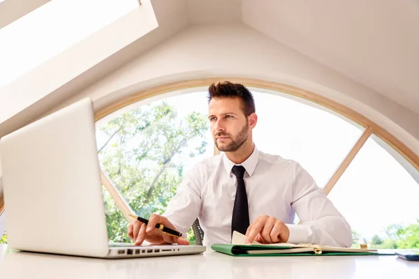 Hombre Negocios Guapo Mirando Pensativamente Mientras Trabaja Escritorio Oficina Oficina —  Fotos de Stock