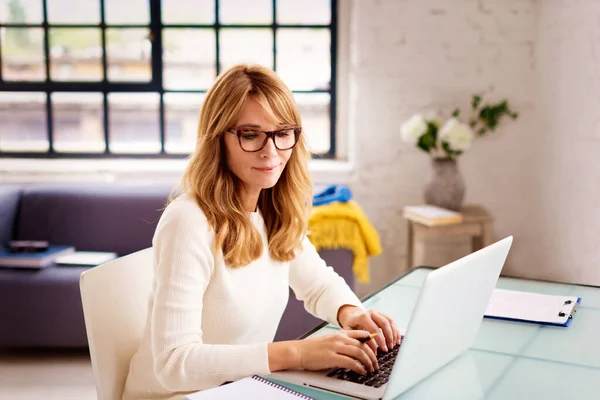 Girato Donna Affari Matura Fiduciosa Utilizzando Computer Portatile Mentre Lavora — Foto Stock