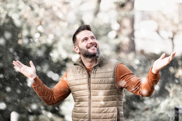 Πορτρέτο Του Όμορφου Άντρα Σηκωμένα Χέρια Έξω Ενώ Χιονίζει — Φωτογραφία Αρχείου