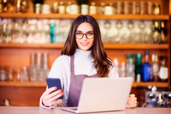 Porträtt Vacker Servitris Sms Och Använda Laptop När Står Bakom — Stockfoto