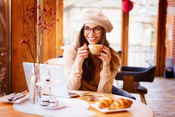 Tiro Hermosa Mujer Joven Con Sombrero Boina Beber Capuchino Mientras — Foto de Stock