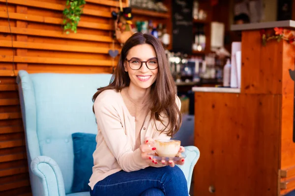 Retrato Una Joven Feliz Bebiendo Capuchino Mientras Relaja Sillón Cafetería — Foto de Stock