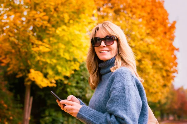 Porträtaufnahme Einer Frau Mittleren Alters Die Herbst Auf Der Straße — Stockfoto