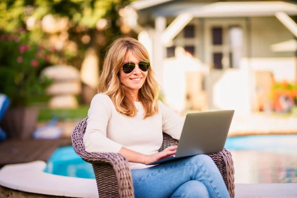 Portrait Shot Happy Mature Woman Wearing Sunglasses While Sitting Garden — Stock Photo, Image