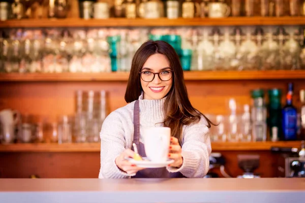 Shot Smiling Waitress Standing Counter Holding Cup Tea Her Hand — Stock Photo, Image