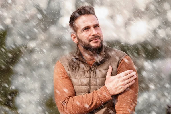 Portraitaufnahme Eines Gutaussehenden Mannes Der Vor Fallendem Schnee Steht — Stockfoto