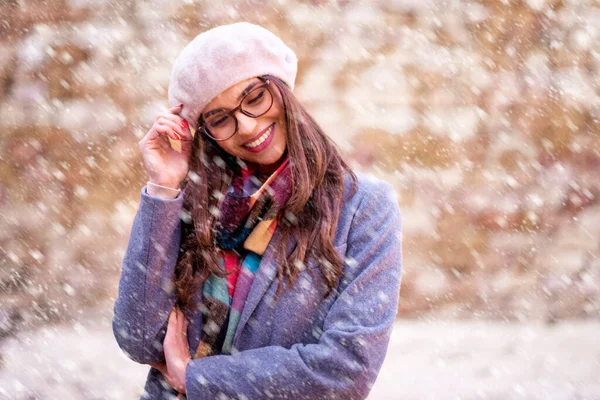 Retrato Tiro Atraente Jovem Mulher Vestindo Chapéu Boina Casaco Inverno — Fotografia de Stock