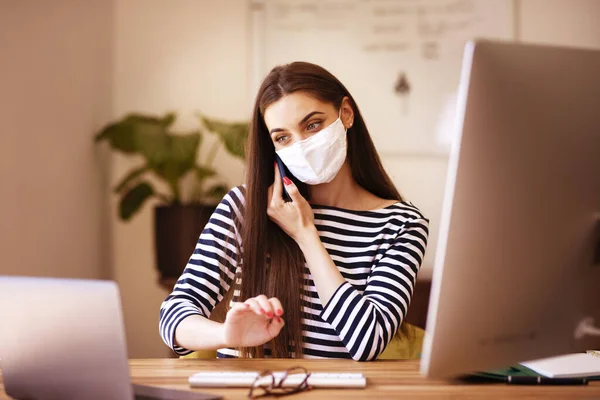 Tiro Jovem Empresária Vestindo Roupas Casuais Máscara Facial Enquanto Trabalhava — Fotografia de Stock