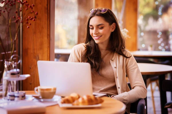 Självsäker Ung Kvinna Smart Casual Wear Sitter Nära Fönstret Caféet — Stockfoto