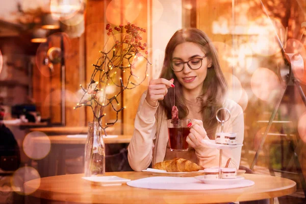 Porträtt Vacker Kvinna Som Sitter Vid Bordet Och Dricker Caféet — Stockfoto