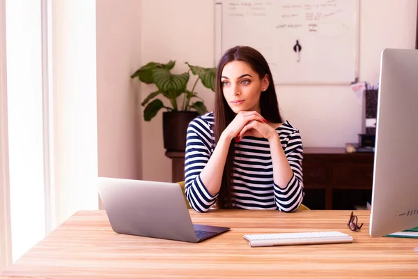 Jovem Empresária Atraente Profundamente Pensamento Enquanto Senta Atrás Seu Laptop — Fotografia de Stock