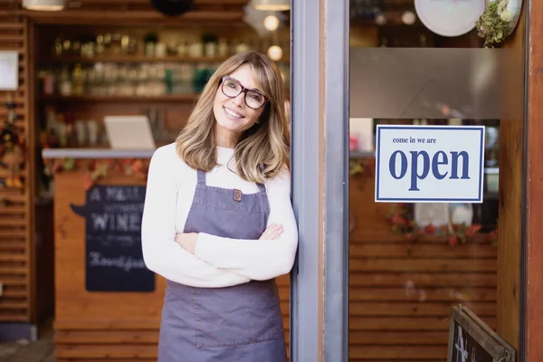 Retrato Sonriente Dueña Cafetería Mujer Negocios Pie Puerta Con Los — Foto de Stock