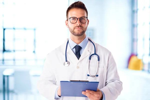 Portrait Médecin Souriant Avec Stéthoscope Autour Cou Debout — Photo