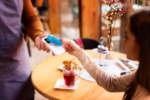 Tiro Mujer Sentada Escritorio Café Pagando Con Tarjeta Crédito Pago — Foto de Stock