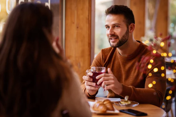 Bonito Homem Mulher Irreconhecível Sentados Juntos Café Bebendo Chá — Fotografia de Stock