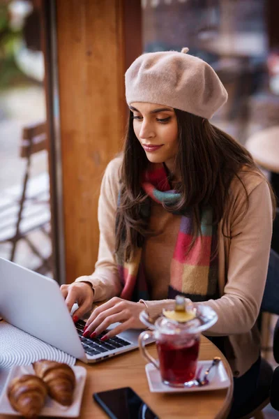 Zelfverzekerde Jonge Vrouw Slimme Casual Dragen Werken Laptop Tijdens Het — Stockfoto